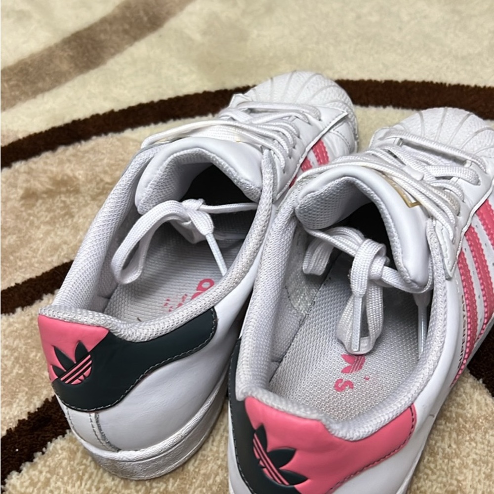 Adidas women’s sneaker
